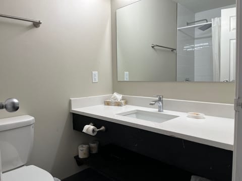 Traditional Double Room, Patio | Bathroom | Combined shower/tub, free toiletries, towels