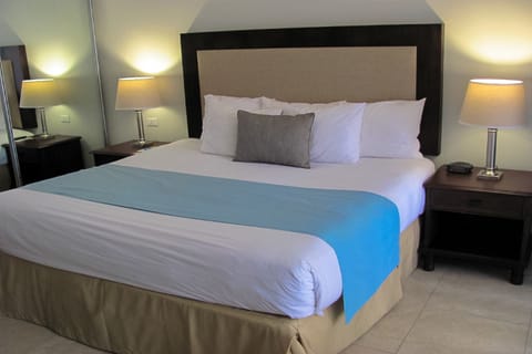 Premium bedding, down comforters, in-room safe, individually decorated