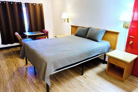 Room, 1 Queen Bed, Non Smoking | Free WiFi, bed sheets