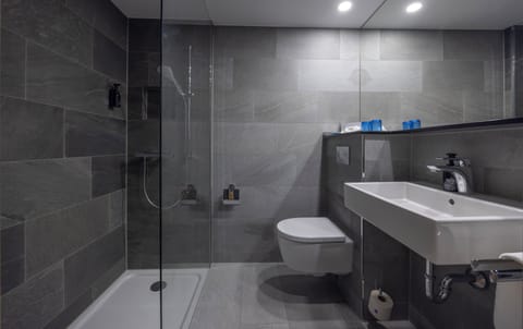 Superior Double Room | Bathroom | Free toiletries, hair dryer, towels