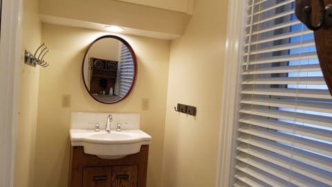 Petite Room 2, No View | Bathroom | Shower, free toiletries, hair dryer, towels