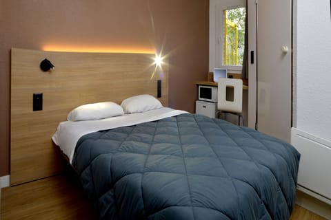 Standard Room, 1 Double Bed | Desk, laptop workspace, blackout drapes, iron/ironing board