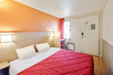 Standard Room, 1 Double Bed | Hypo-allergenic bedding, desk, blackout drapes, free WiFi