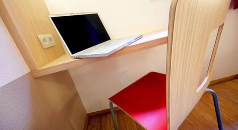 Hypo-allergenic bedding, desk, blackout drapes, free WiFi