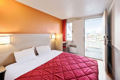 Standard Room, 1 Double Bed | Hypo-allergenic bedding, desk, blackout drapes, free WiFi