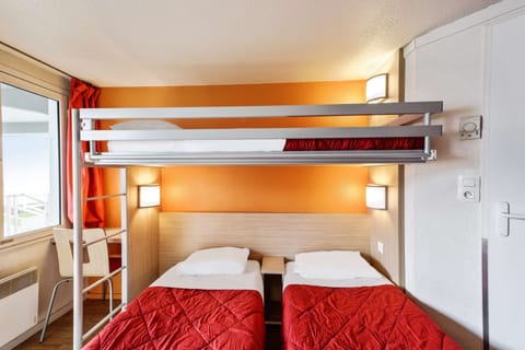 Standard Room, 3 Twin Beds | Desk, blackout drapes, free WiFi, bed sheets