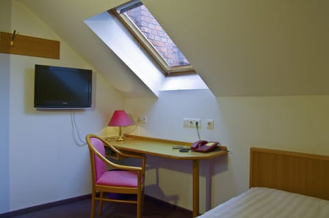 Economy Single Room | In-room safe, desk, free WiFi, bed sheets