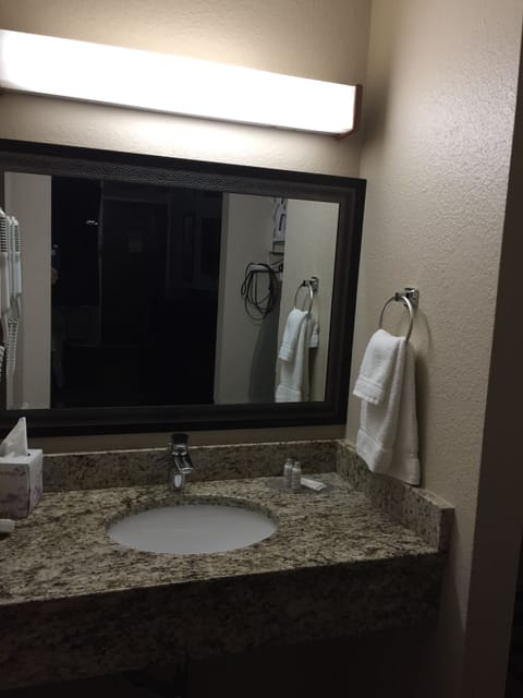 Combined shower/tub, free toiletries, hair dryer, towels