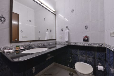 Deluxe Room | Bathroom | Shower, free toiletries, slippers, towels