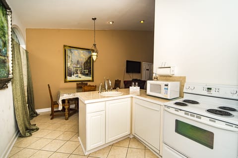 Luxury Suite, Multiple Beds, Kitchen, Mountain View | Private kitchen | Stovetop