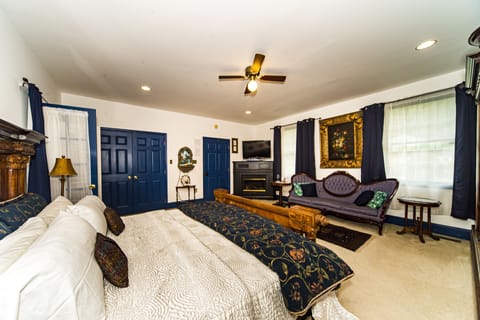 Luxury Suite, 1 King Bed, Hot Tub, Mountain View | 1 bedroom, premium bedding, pillowtop beds, rollaway beds