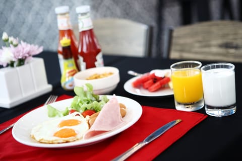 Daily cooked-to-order breakfast (THB 200 per person)