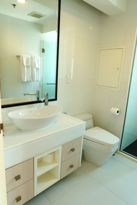 Superior Room, 2 Bedrooms | Bathroom | Shower, rainfall showerhead, free toiletries, bathrobes