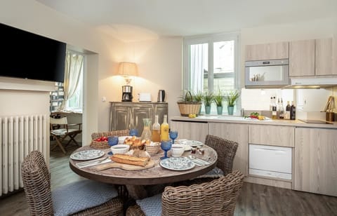 60-cm flat-screen TV with cable channels, TV