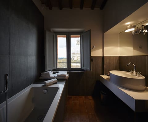 Panoramic Suite (Luxury) | Bathroom | Eco-friendly toiletries, hair dryer, bathrobes, slippers