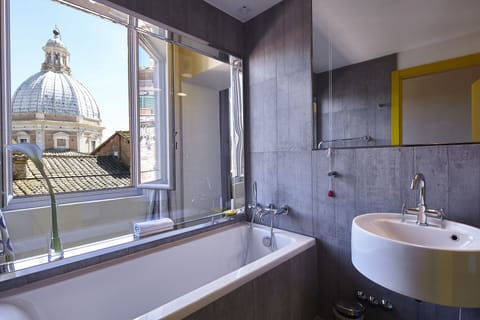 Panoramic Suite (Luxury) | Bathroom | Eco-friendly toiletries, hair dryer, bathrobes, slippers