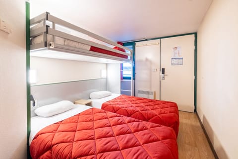 Standard Room, 3 Twin Beds | Desk, soundproofing, free WiFi, bed sheets