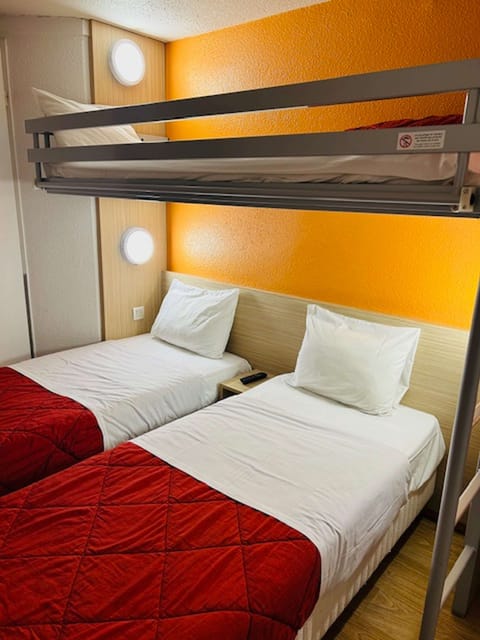 Standard Room, 3 Twin Beds | Desk, blackout drapes, free WiFi, bed sheets