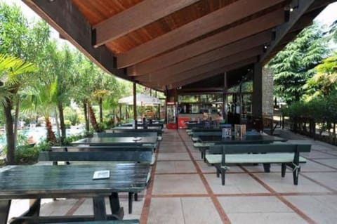 Breakfast and dinner served