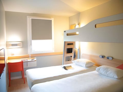 Triple Room, 3 Twin Beds | Premium bedding, desk, blackout drapes, soundproofing