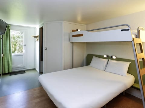 Triple Room, Multiple Beds | Premium bedding, desk, free WiFi, bed sheets