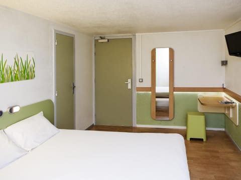 Triple Room, Multiple Beds | Premium bedding, desk, free WiFi, bed sheets