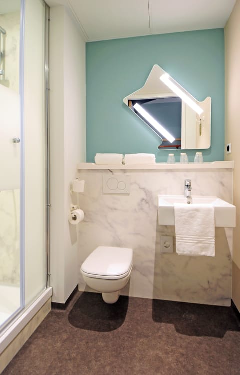 Shower, eco-friendly toiletries, towels