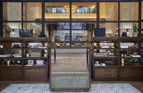 3 restaurants, breakfast, lunch, dinner served; seafood