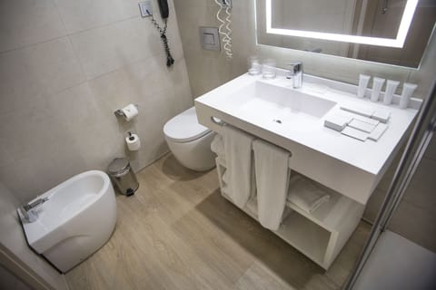 Premium Triple Room | Bathroom | Rainfall showerhead, hair dryer, bidet, towels