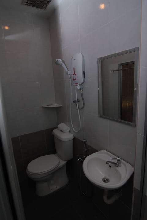 Superior Triple Room | Bathroom | Shower, free toiletries, towels