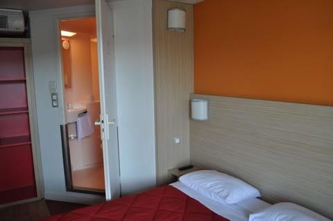 Standard Room, 1 Double Bed | 1 bedroom, premium bedding, desk, soundproofing