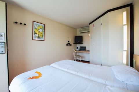 Standard Room, 3 Twin Beds | Desk, free cribs/infant beds, free WiFi, bed sheets