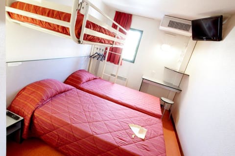 Standard Room, 3 Twin Beds | 1 bedroom, desk, free WiFi, bed sheets