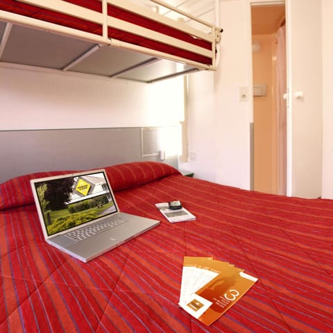 Standard Room, Multiple Beds (1 Double and 1 Single bed) | Room amenity