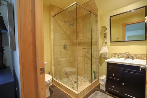 Suite, 2 Bedrooms, Private Bathroom, Garden View | Bathroom | Shower, hydromassage showerhead, hair dryer, towels