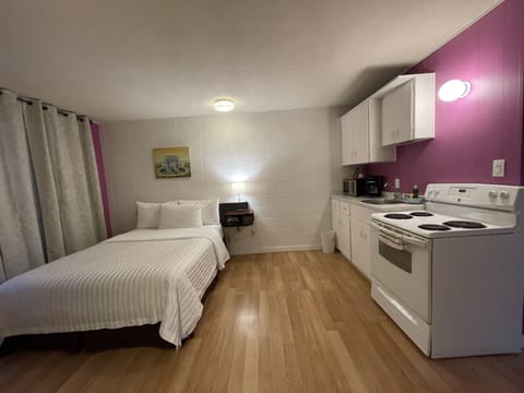 Executive Studio Suite, 1 Queen Bed, Patio, Sea View | Bathroom | Combined shower/tub, deep soaking tub, free toiletries, hair dryer