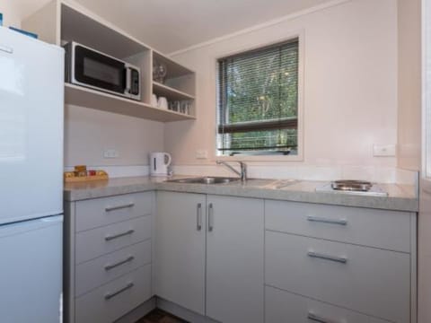 Tikitapu View Motel Room | Private kitchenette | Fridge, microwave