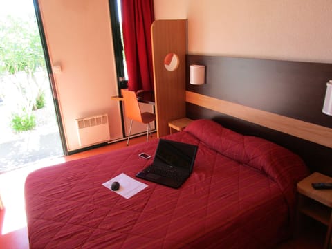 Standard Room, 1 Double Bed | Desk, blackout drapes, free WiFi, bed sheets