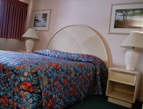 Standard Room, 1 King Bed | Pillowtop beds, desk, free WiFi, bed sheets