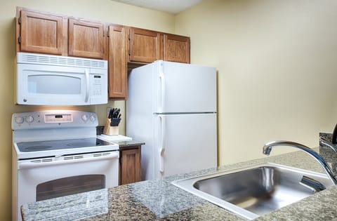 Deluxe Suite, 1 Bedroom, Kitchen (Fireplace & Balcony) | Private kitchen | Microwave, stovetop, coffee/tea maker, toaster