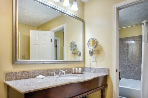 Deluxe Suite, 1 Bedroom, Kitchen (Fireplace & Balcony) | Bathroom | Combined shower/tub, free toiletries, hair dryer, towels