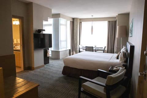 Junior Suite, 1 King Bed | Egyptian cotton sheets, premium bedding, in-room safe, blackout drapes