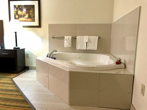 Suite, 1 King Bed with Sofa bed, Non Smoking, Jetted Tub (with Sofabed) | Room amenity