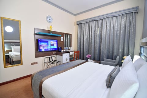 VIP King Room | In-room safe, desk, soundproofing, rollaway beds