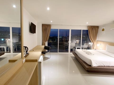 Superior Room, 1 Bedroom, Balcony | In-room safe, desk, laptop workspace, blackout drapes