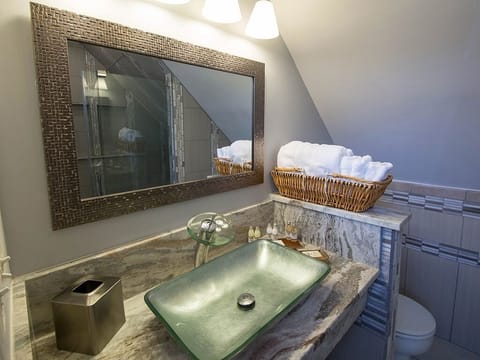 Luxury Double Room, Ensuite, Harbor View (The Ambassador) | Bathroom