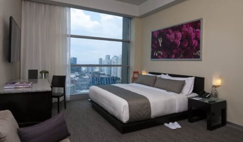 Deluxe Room, 1 King Bed | Premium bedding, in-room safe, desk, laptop workspace