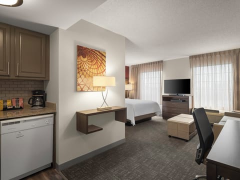 Studio Suite, 1 Queen Bed, Kitchen | Desk, soundproofing, free WiFi, bed sheets