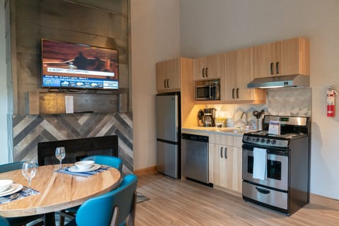 Mountain Cabin | Private kitchen | Fridge, microwave, stovetop, coffee/tea maker