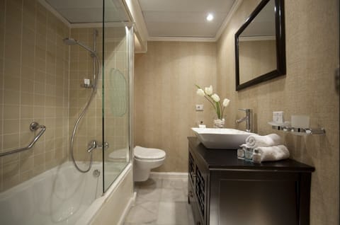 Presidential Suite, 1 Bedroom | Bathroom | Combined shower/tub, free toiletries, towels